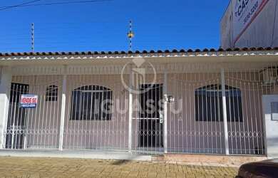 Imagem: A casa possui 3 Dormitórios, 1 Banheiro, 4 Vagas na garagem