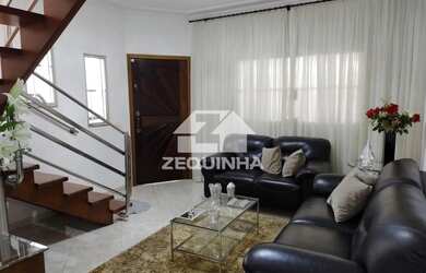 Imagem: A casa possui 4 Dormitórios, 4 Banheiros, 5 Vagas na garagem