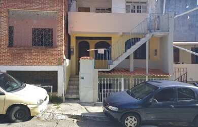 Imagem: A casa possui 2 Dormitórios, 1 Banheiro, 1 Vaga na garagem