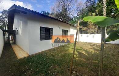 Imagem: A casa possui 3 Dormitórios, 2 Banheiros, 3 Vagas na garagem