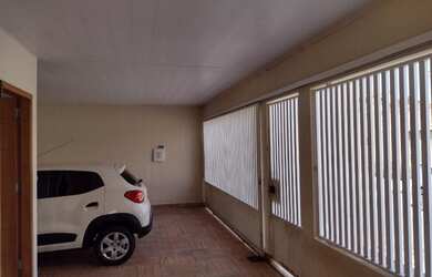 Imagem: A casa possui 3 Dormitórios, 1 Banheiro, 2 Vagas na garagem