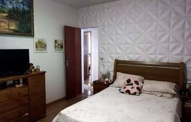 Imagem: A casa possui 2 Dormitórios, 1 Banheiro, 1 Vaga na garagem