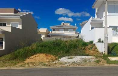 Imagem: O terreno à venda possui 300m² de Área e está localizado