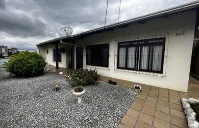 Imagem 1: Ótima casa residencial no bairro da Água Verde, próximo ao novo mercado...