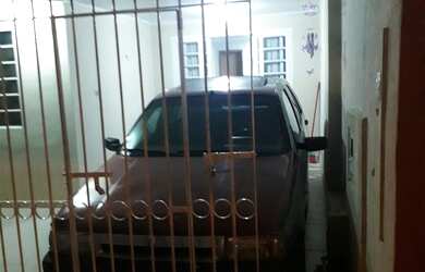 Imagem: A casa possui 3 Dormitórios, 2 Banheiros, 1 Vaga na garagem