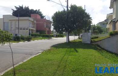 Imagem: O terreno possui 303m² de Área e está localizado em Suru