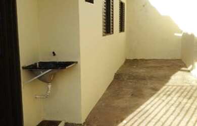 Imagem: A casa possui 2 Dormitórios, 1 Banheiro e 1 Vaga na garagem