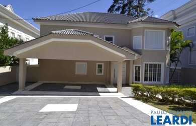 Imagem: A casa em condomínio para alugar possui 4 Dormitórios, 5 Banheiros