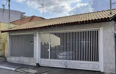 Imagem: A casa possui 3 Dormitórios, 2 Banheiros, 3 Vagas na garagem