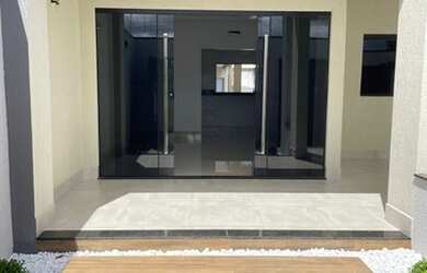 Imagem: A casa possui 3 Dormitórios, 2 Banheiros, 2 Vagas na garagem