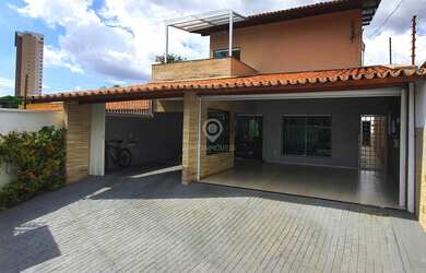 Imagem: A casa possui 4 Dormitórios, 5 Banheiros, 3 Vagas na garagem