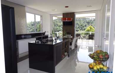 Imagem: A casa em condomínio possui 4 Dormitórios, 4 Banheiros, 4