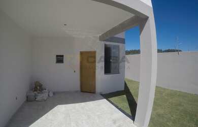 Imagem: A casa possui 3 Dormitórios, 2 Banheiros, 2 Vagas na garagem