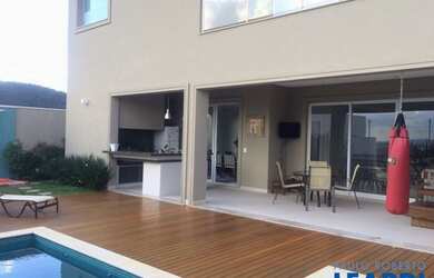 Imagem: A casa em condomínio possui 4 Dormitórios, 5 Banheiros, 4