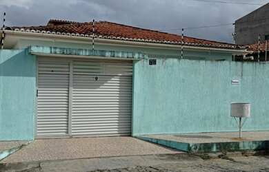 Imagem: A casa possui 3 Dormitórios, 2 Banheiros, 2 Vagas na garagem