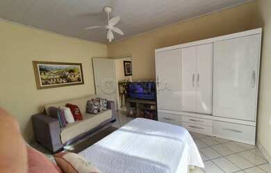 Imagem: A casa possui 2 Dormitórios, 2 Banheiros, 3 Vagas na garagem