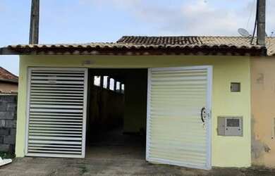 Imagem: A casa possui 3 Dormitórios, 2 Banheiros, 1 Vaga na garagem