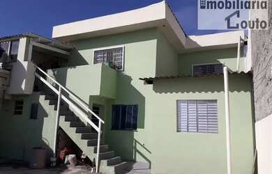 Imagem: A casa possui 3 Dormitórios, 2 Banheiros, 4 Vagas na garagem