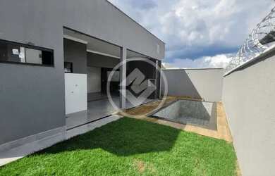 Imagem: A casa possui 3 Dormitórios, 1 Banheiro, 2 Vagas na garagem