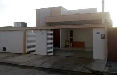 Imagem: A casa possui 3 Dormitórios, 2 Banheiros, 2 Vagas na garagem