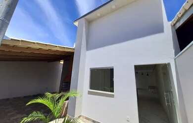 Imagem: A casa possui 3 Dormitórios, 1 Banheiro, 2 Vagas na garagem