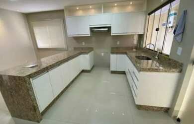 Imagem: A casa possui 3 Dormitórios, 2 Banheiros, 1 Vaga na garagem