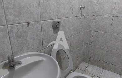 Imagem: A casa possui 3 Dormitórios, 3 Banheiros, 1 Vaga na garagem