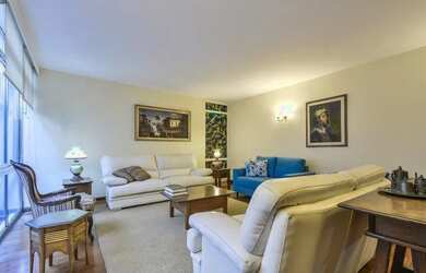 Imagem: A casa possui 3 Dormitórios, 5 Banheiros, 2 Vagas na garagem