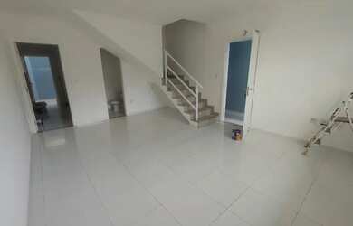 Imagem: A casa possui 2 Dormitórios, 2 Banheiros, 2 Vagas na garagem