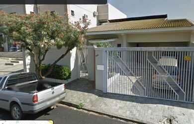 Imagem: A casa possui 5 Dormitórios, 3 Banheiros, 3 Vagas na garagem