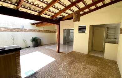 Imagem: A casa possui 3 Dormitórios, 3 Banheiros, 2 Vagas na garagem