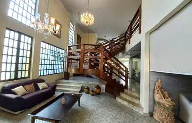 Imagem: A casa possui 4 Dormitórios, 5 Banheiros, 4 Vagas na garagem