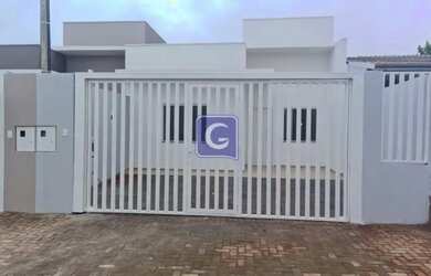 Imagem: A casa possui 3 Dormitórios, 3 Banheiros, 4 Vagas na garagem