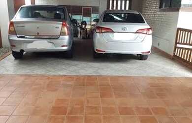 Imagem: A casa possui 4 Dormitórios, 5 Banheiros, 4 Vagas na garagem