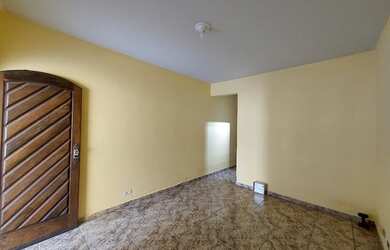 Imagem: A casa possui 3 Dormitórios, 2 Banheiros, 4 Vagas na garagem