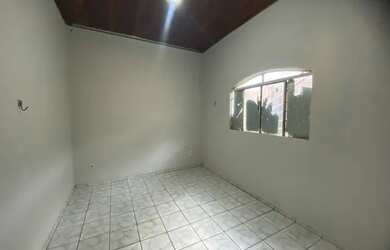 Imagem: A casa possui 2 Dormitórios, 2 Banheiros, 2 Vagas na garagem