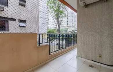 Imagem: O apartamento possui 4 Dormitórios, 2 Banheiros, 2 Vagas na