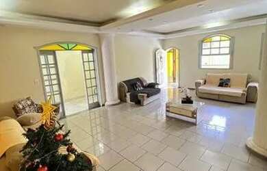 Imagem 8: Casa com 3 Quartos e 3 banheiros à Venda, 270 m² por R$ 800.000