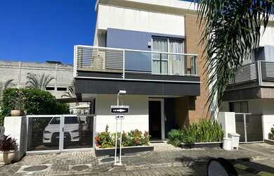 Imagem: A casa em condomínio possui 4 Dormitórios, 5 Banheiros, 3