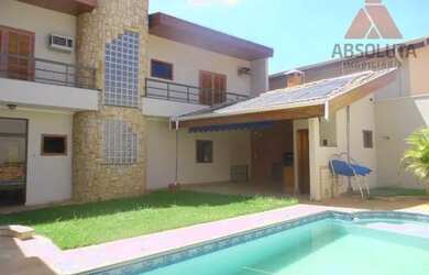 Imagem: A casa possui 3 Dormitórios, 2 Banheiros, 4 Vagas na garagem