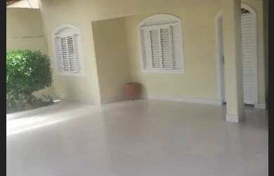 Imagem: A casa possui 3 Dormitórios, 1 Banheiro, 2 Vagas na garagem