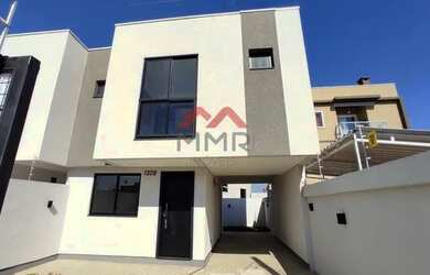 Imagem: A casa possui 3 Dormitórios, 1 Banheiro, 2 Vagas na garagem