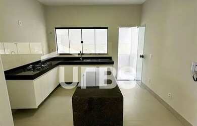 Imagem: A casa possui 3 Dormitórios, 3 Banheiros, 2 Vagas na garagem