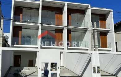 Imagem: A casa possui 3 Dormitórios, 3 Banheiros, 2 Vagas na garagem