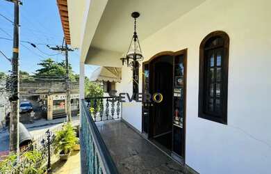 Imagem: A casa possui 3 Dormitórios, 3 Banheiros, 2 Vagas na garagem