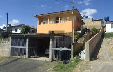 Imagem: A casa possui 3 Dormitórios, 1 Banheiro, 1 Vaga na garagem