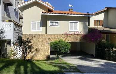 Imagem: A casa em condomínio possui 4 Dormitórios, 4 Banheiros, 300m²