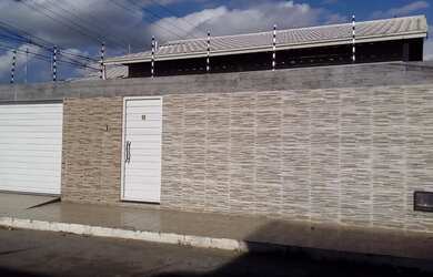 Imagem: A casa possui 2 Dormitórios, 1 Banheiro, 1 Vaga na garagem