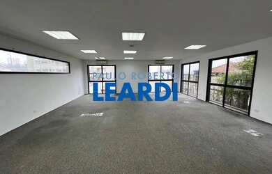 Imagem: O depósito possui 5 Vagas na garagem, 315m² de Área e está