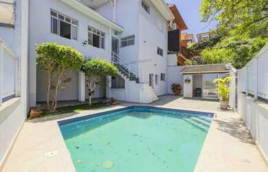 Imagem: A casa possui 3 Dormitórios, 2 Banheiros, 2 Vagas na garagem